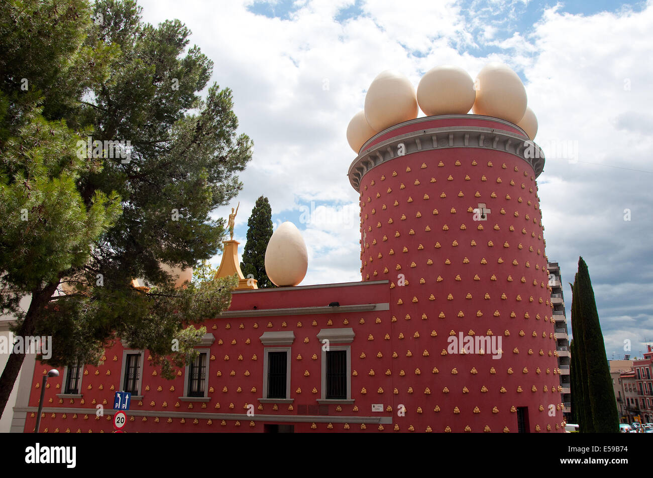 FIGUERES, Spagna - 12 Luglio: Museo di Dalì a Figueres, Spagna il 12 luglio 2014. Il museo è stato inaugurato il 28 settembre 1974. Foto Stock