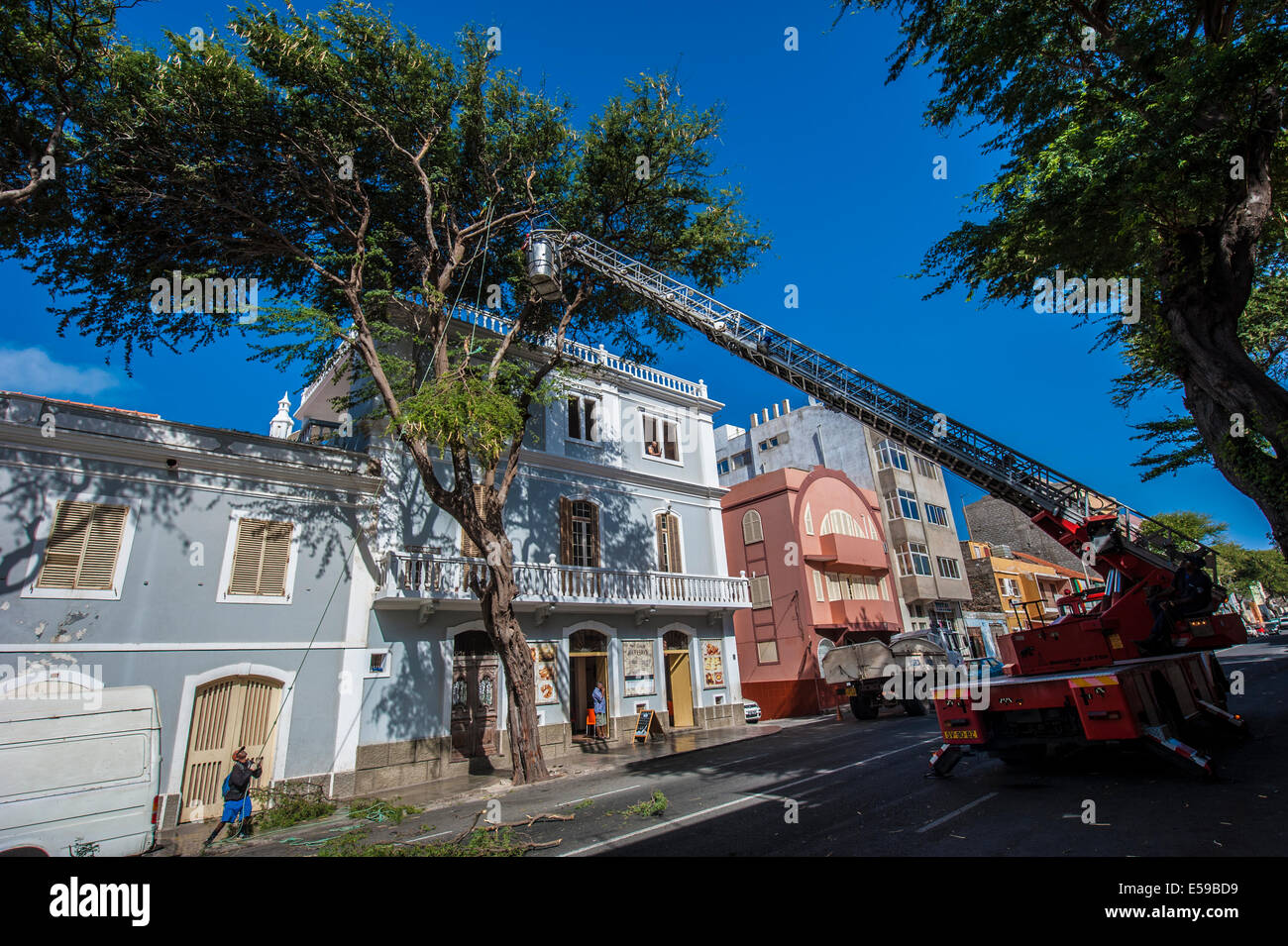 Gli uomini al lavoro in Mindelo, Sao Vicente Isola, Capo Verde. Foto Stock