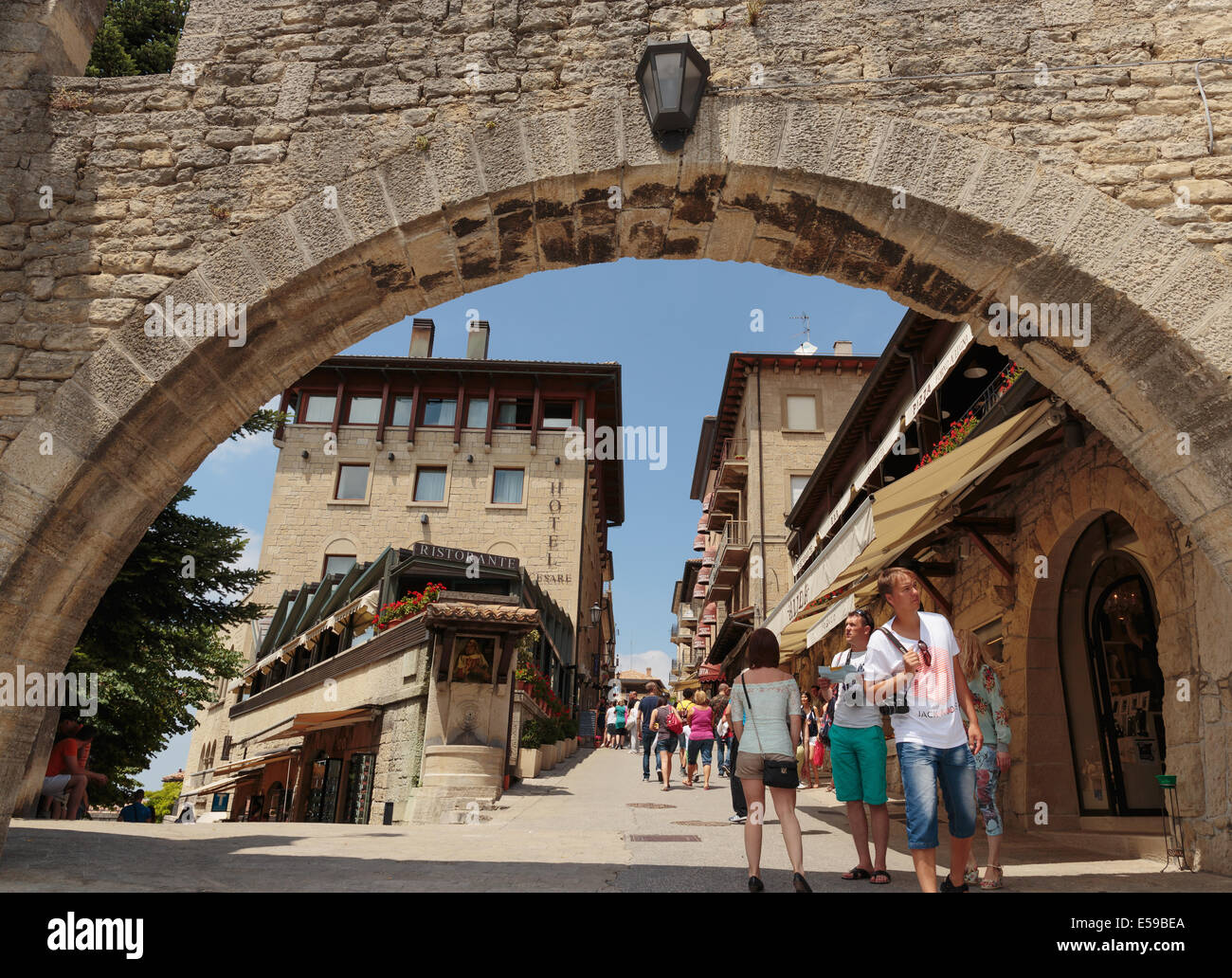 A San Marino - 22 giugno 2014: fortezza su una rupe in san marino Foto Stock