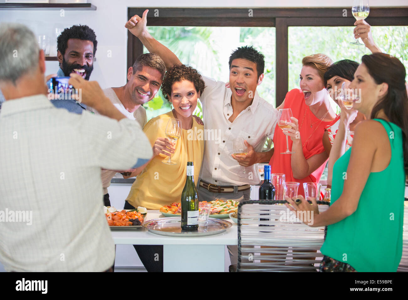 Gli amici di scattare una foto insieme a parte Foto Stock