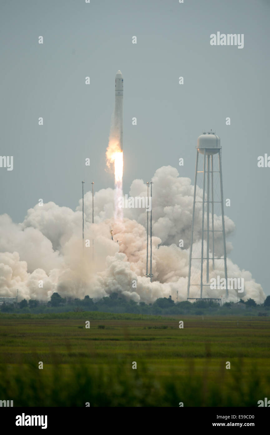 La Orbital Sciences Corporation Antares lanci di razzi dal PAD-0A con il veicolo spaziale Cygnus onboard, Domenica, 13 luglio 2014, alla NASA Wallops Flight Facility in Virginia. Il Cygnus lander è riempito con oltre 3.000 libbre di forniture per l'Inter Foto Stock