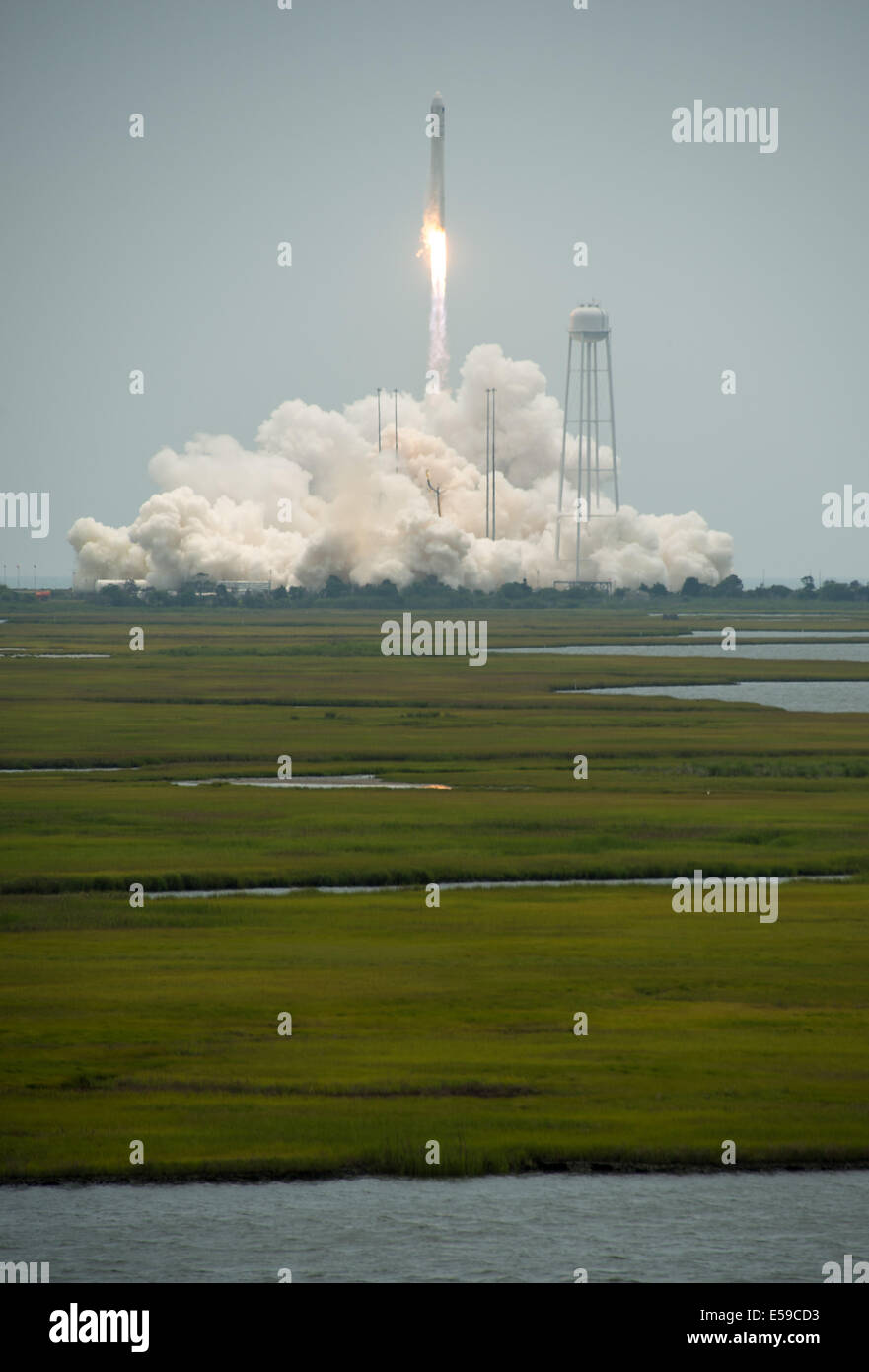 La Orbital Sciences Corporation Antares lanci di razzi dal PAD-0A con il veicolo spaziale Cygnus onboard, Domenica, 13 luglio 2014, alla NASA Wallops Flight Facility in Virginia. Il Cygnus lander è riempito con oltre 3.000 libbre di forniture per l'Inter Foto Stock