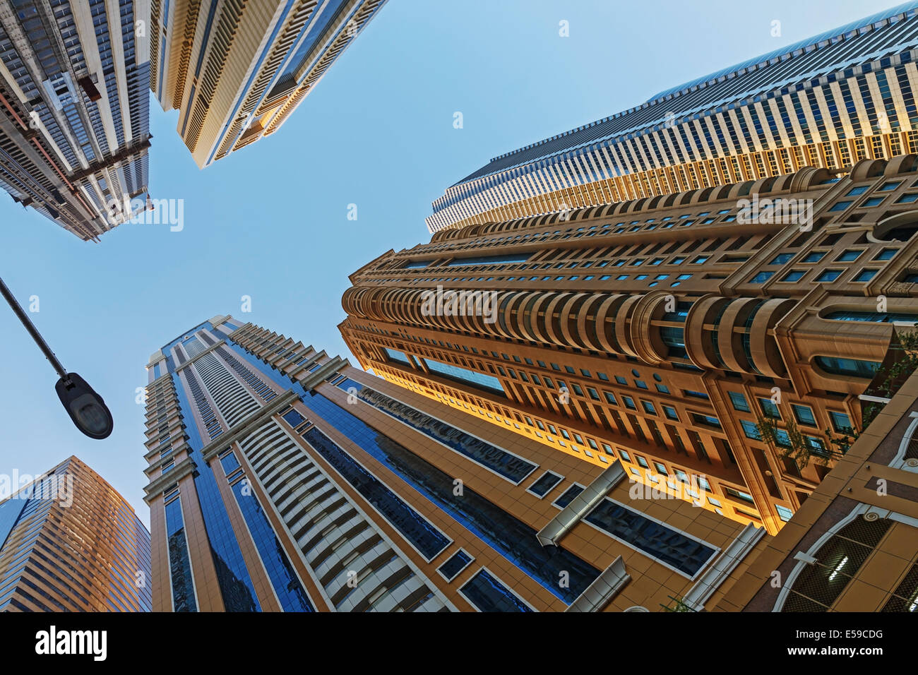 Edifici moderni a Dubai, il 3 novembre 2013, Dubai, EAU. Dubai è stato il più veloce sviluppo di città nel XVI secolo Foto Stock