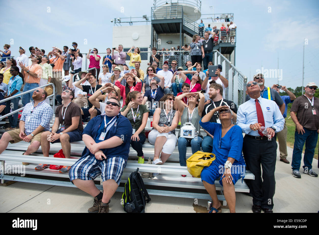 Amministratore della NASA Charles Bolden (a destra), la moglie Alexis Walker, e gli altri ospiti per assistere al lancio della Orbital Sciences Corporation Antares rocket, con il cigno di carico a bordo del veicolo spaziale, Domenica, 13 luglio 2014, alla NASA Wallops Flight Facility in Foto Stock