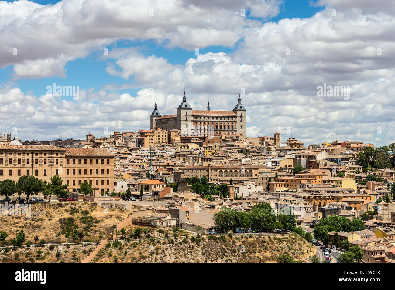 Città vecchia di Toledo, con alcasar sulla cima di una collina, ex capitale della Spagna. Foto Stock