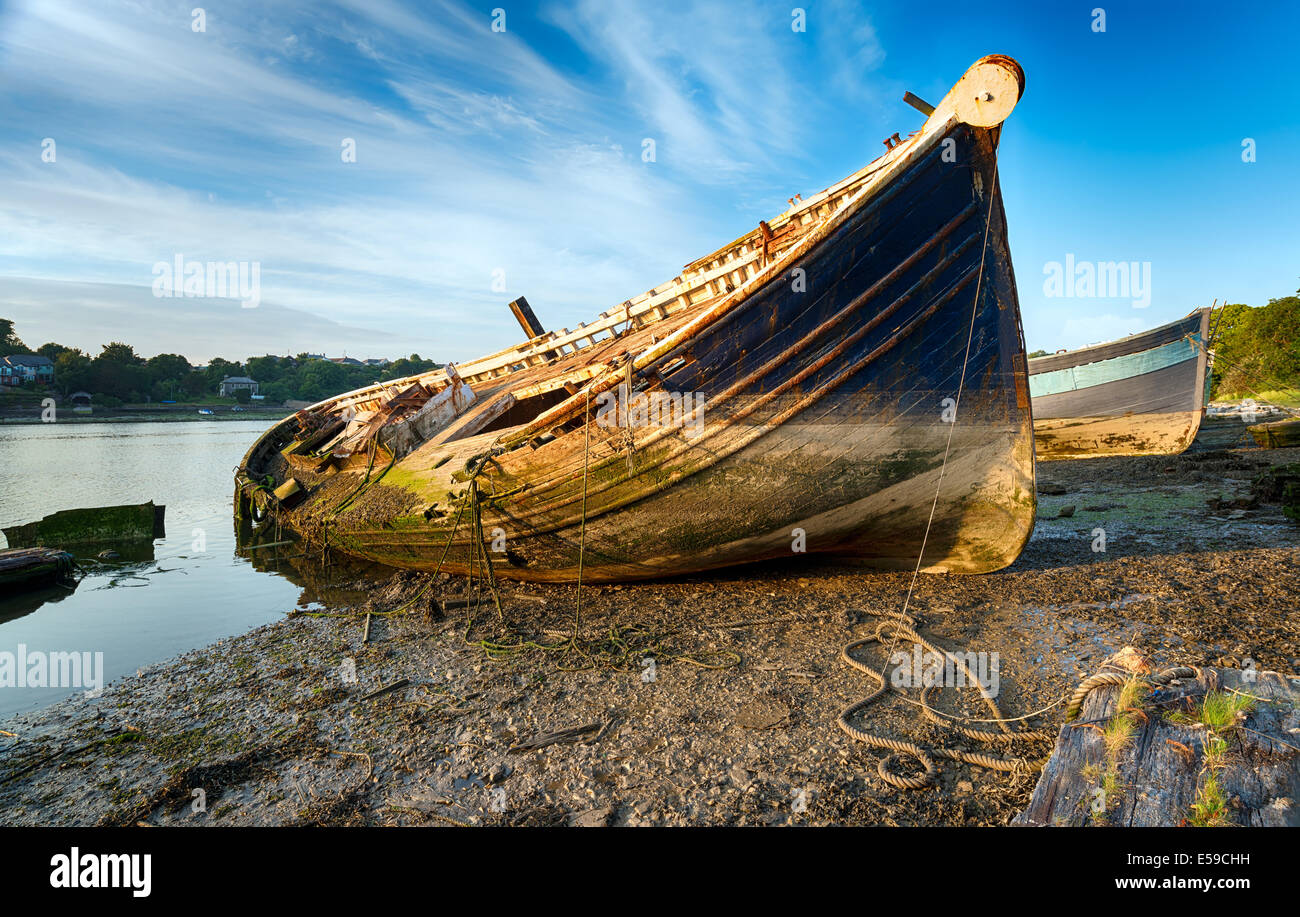 Un vecchio naufragare la barca di legno sulla riva Foto Stock