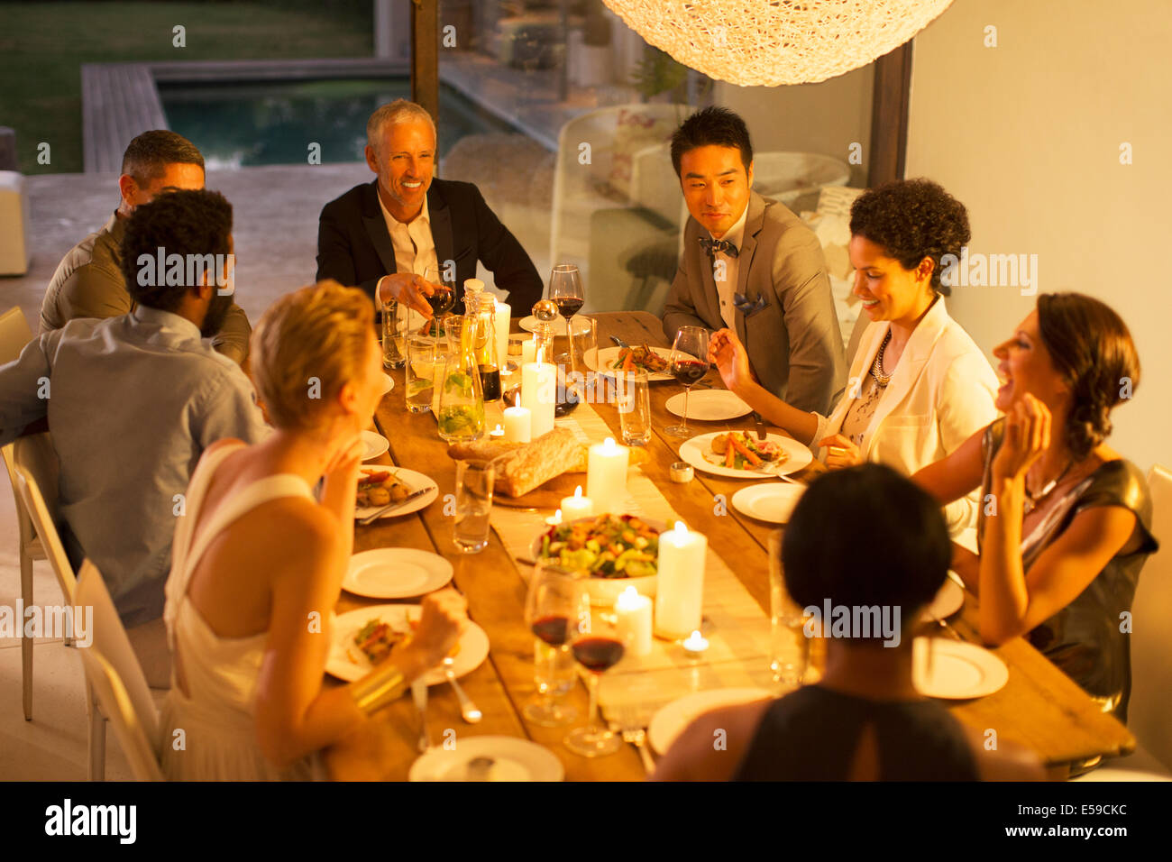 Gli amici di mangiare insieme a cena Foto Stock