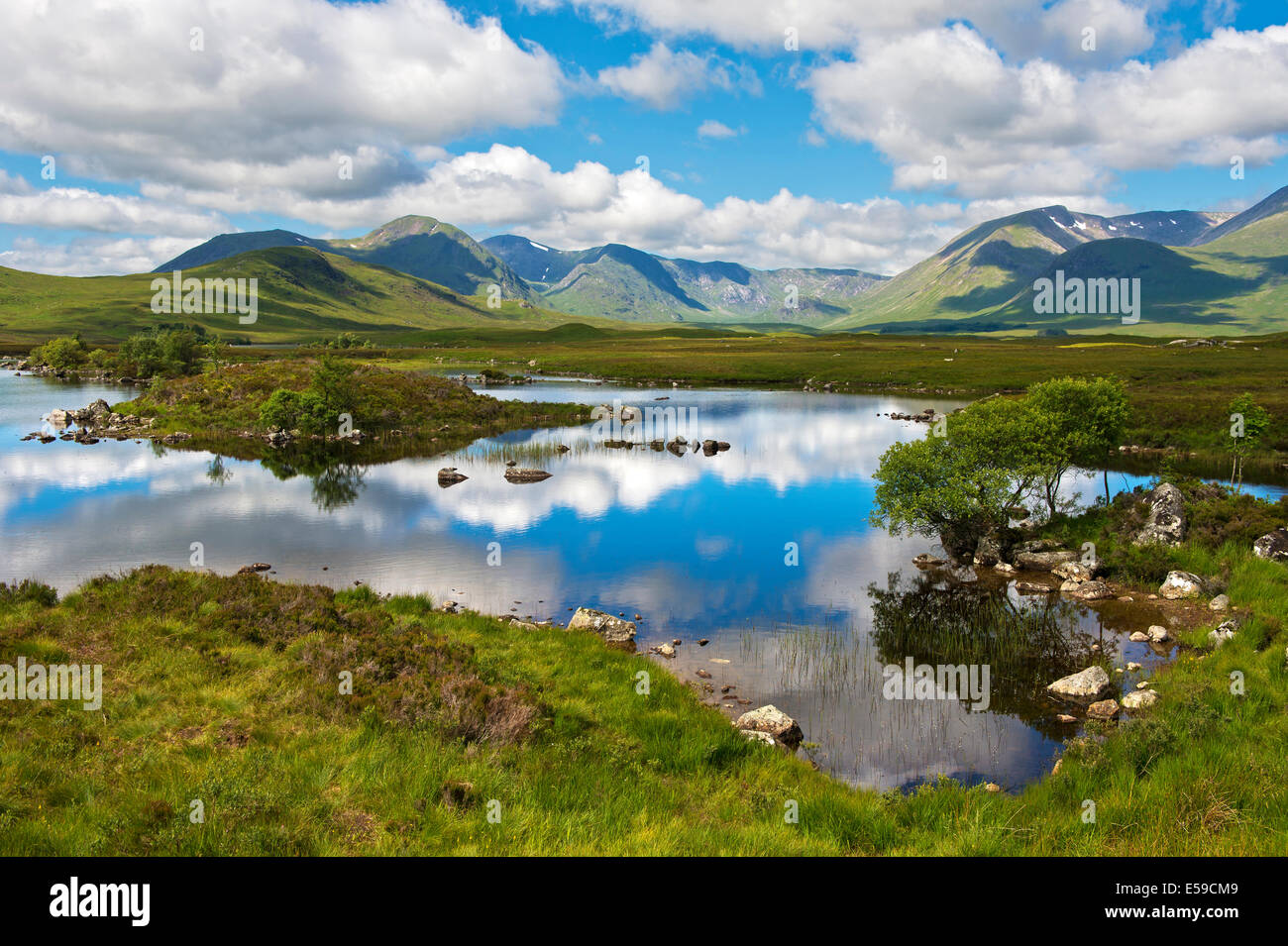 Cumulus nuvole riflettono in un lago nelle highlands scozzesi, Glencoe, Scozia, Gran Bretagna Foto Stock
