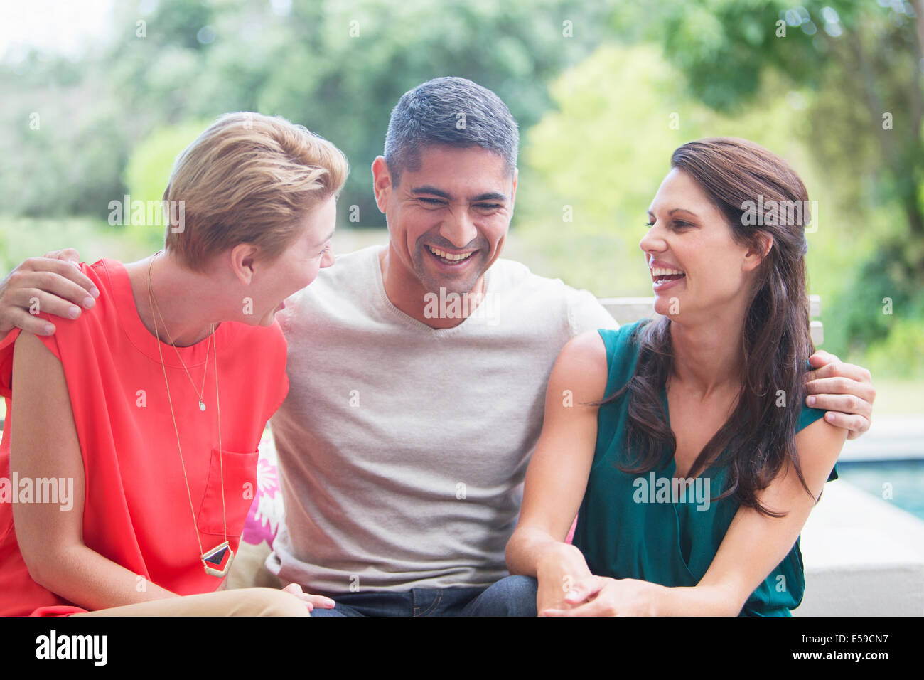 Gli amici rilassandosi insieme all'aperto Foto Stock