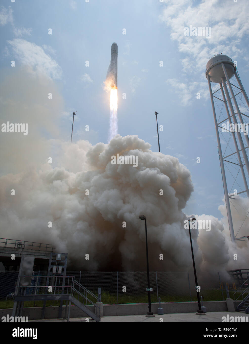 La Orbital Sciences Corporation Antares lanci di razzi dal PAD-0A con il veicolo spaziale Cygnus onboard, Domenica, 13 luglio 2014, alla NASA Wallops Flight Facility in Virginia. Il Cygnus lander è riempito con oltre 3.000 libbre di forniture per l'Inter Foto Stock
