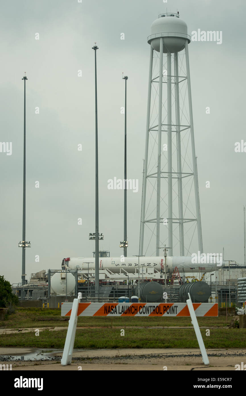 La Orbital Sciences Corporation Antares rocket, con il veicolo spaziale Cygnus onboard, è visto su Launch Pad-0A, giovedì, 10 luglio 2014, alla NASA Wallops Flight Facility in Virginia. L'Antares si avvierà con il veicolo spaziale Cygnus riempito con oltre 3,00 Foto Stock