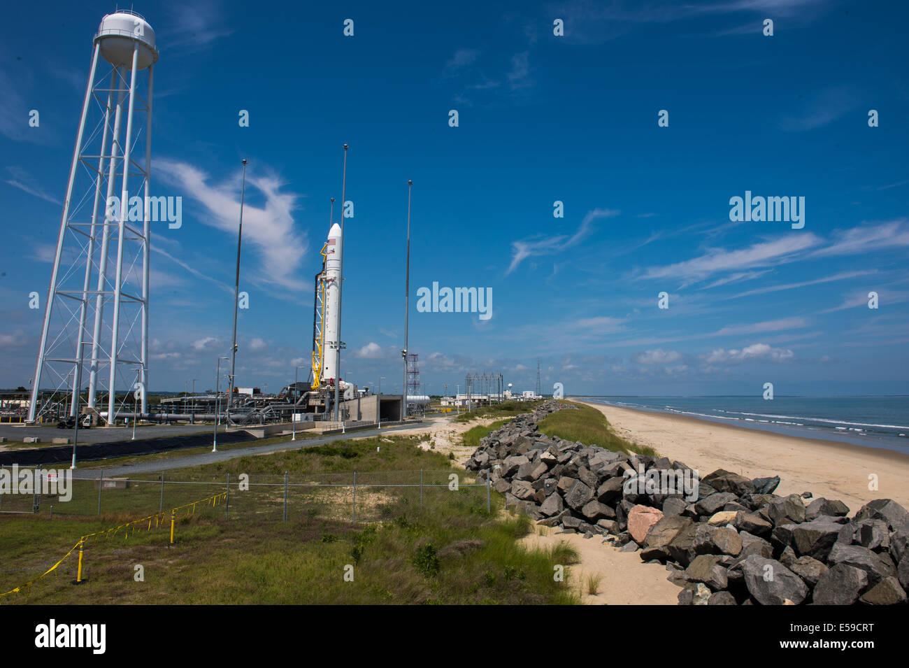 La Orbital Sciences Corporation Antares rocket, con il veicolo spaziale Cygnus onboard, è visto su Launch Pad-0A, Sabato, 12 luglio 2014, alla NASA Wallops Flight Facility in Virginia. Il lancio è previsto per domenica, luglio 13 e portano la Cygnus spac Foto Stock