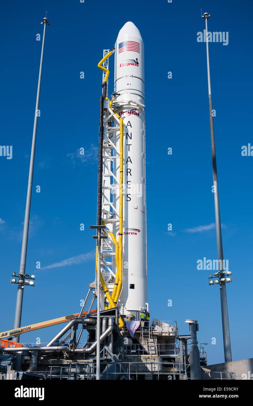 La Orbital Sciences Corporation Antares rocket, con il veicolo spaziale Cygnus onboard, è visto su Launch Pad-0A, Sabato, 12 luglio 2014, alla NASA Wallops Flight Facility in Virginia. Il lancio è previsto per domenica, luglio 13 e portano la Cygnus spac Foto Stock