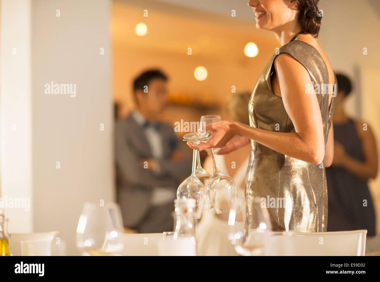 La donna nella tabella di impostazione a cena Foto Stock