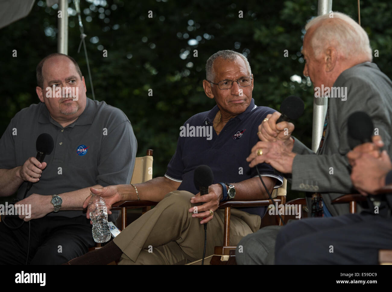 Bob Jacobs, NASA vice amministratore associato per le comunicazioni, sinistra e amministratore della NASA Charles Bolden, ascoltare Apollo 11 astronauta Buzz Aldrin durante un pre-show panel di discussione circa la NASA è il prossimo passo da gigante di sabato 19 luglio, 2014 a Wolf Foto Stock