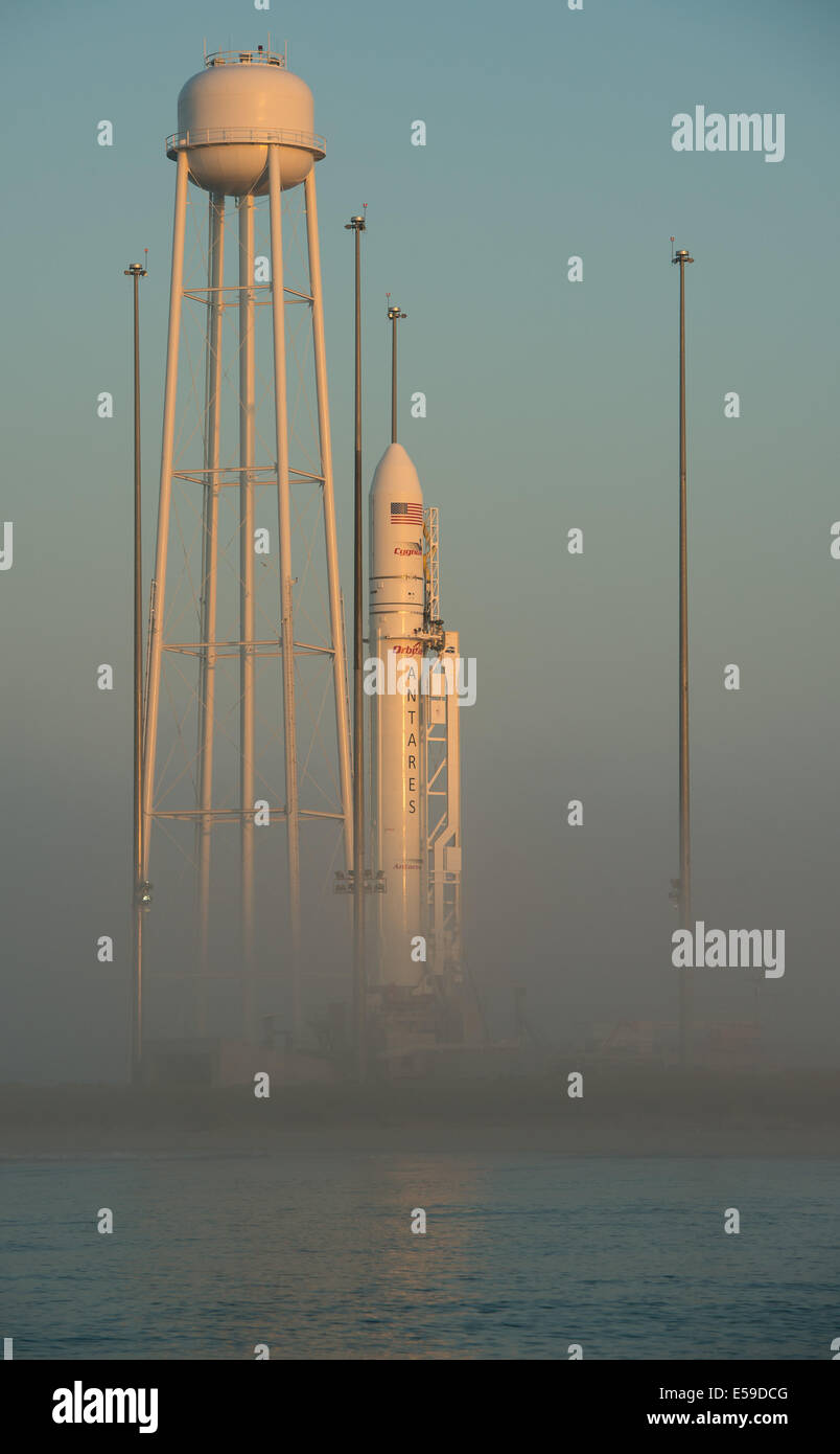 La Orbital Sciences Corporation Antares rocket, con il veicolo spaziale Cygnus onboard, è visibile durante il Sunrise, Sabato, 12 luglio 2014, a Launch Pad-0A della NASA Wallops Flight Facility in Virginia. L'Antares si avvierà con la Cygnus riempito di veicolo spaziale Foto Stock