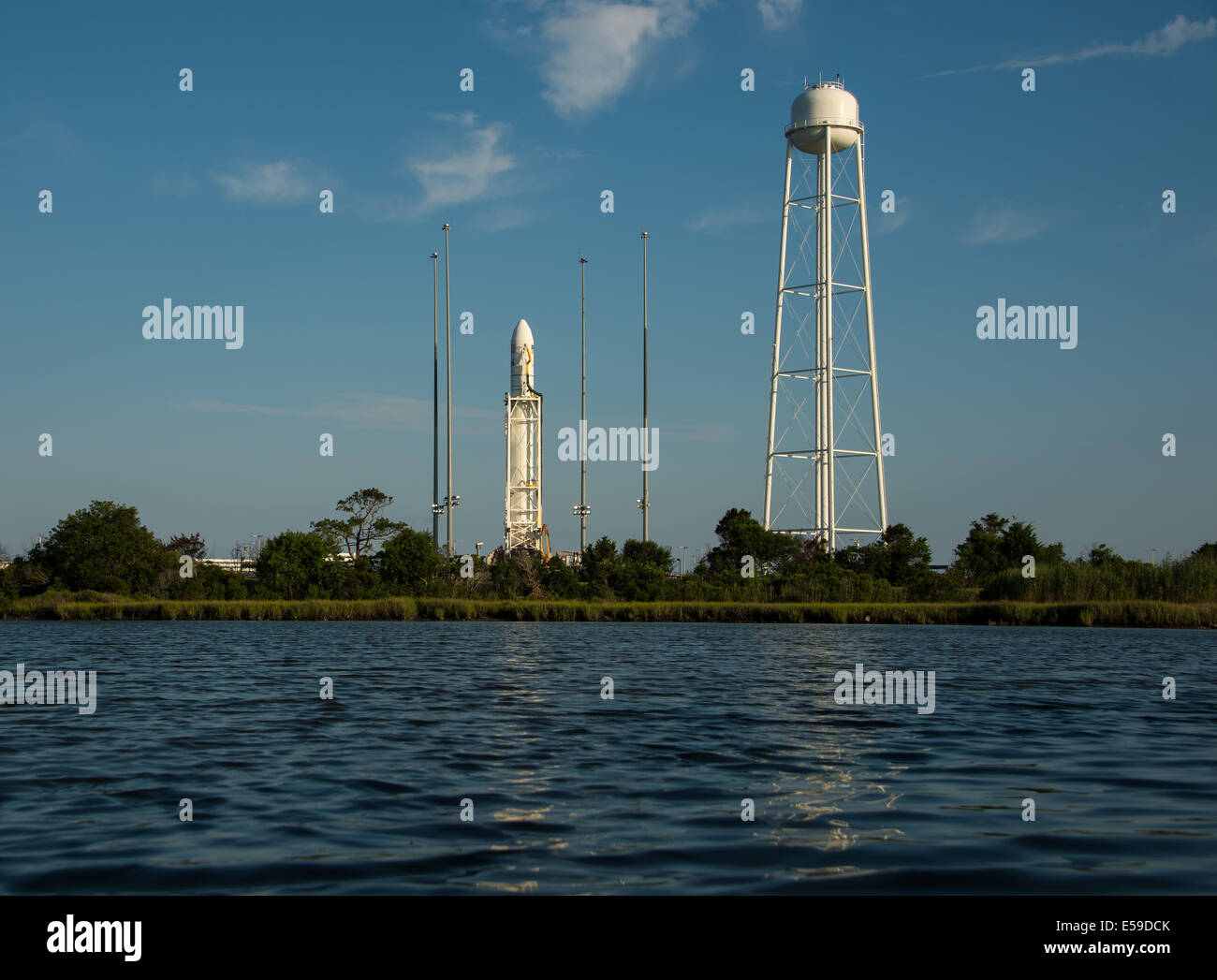 La Orbital Sciences Corporation Antares rocket, con il veicolo spaziale Cygnus onboard, è visto, Sabato, 12 luglio 2014, a Launch Pad-0A della NASA Wallops Flight Facility in Virginia. L'Antares si avvierà con il veicolo spaziale Cygnus riempito con oltre 3,00 Foto Stock