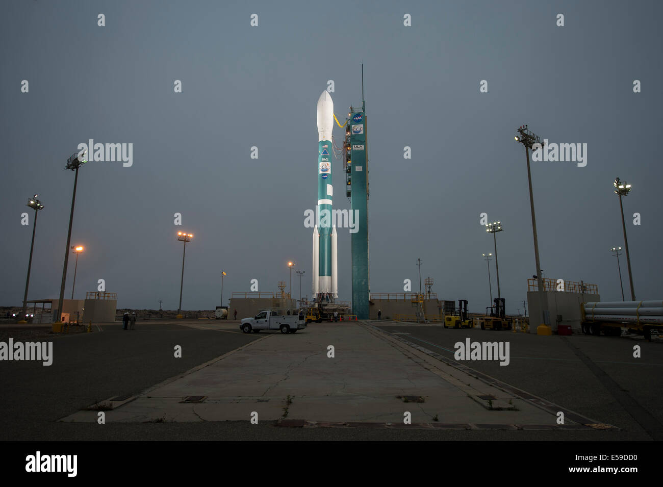 Il Regno alleanza di lancio razzo Delta II con il carbonio orbitante Osservatorio-2 (OCO-2) a bordo del satellite, è visto pochi istanti dopo il lancio il gantry era spostata presso lo Space Launch Complex 2, lunedì, 30 giugno 2014, Vandenberg Air Force Base in California OCO-2 wi Foto Stock