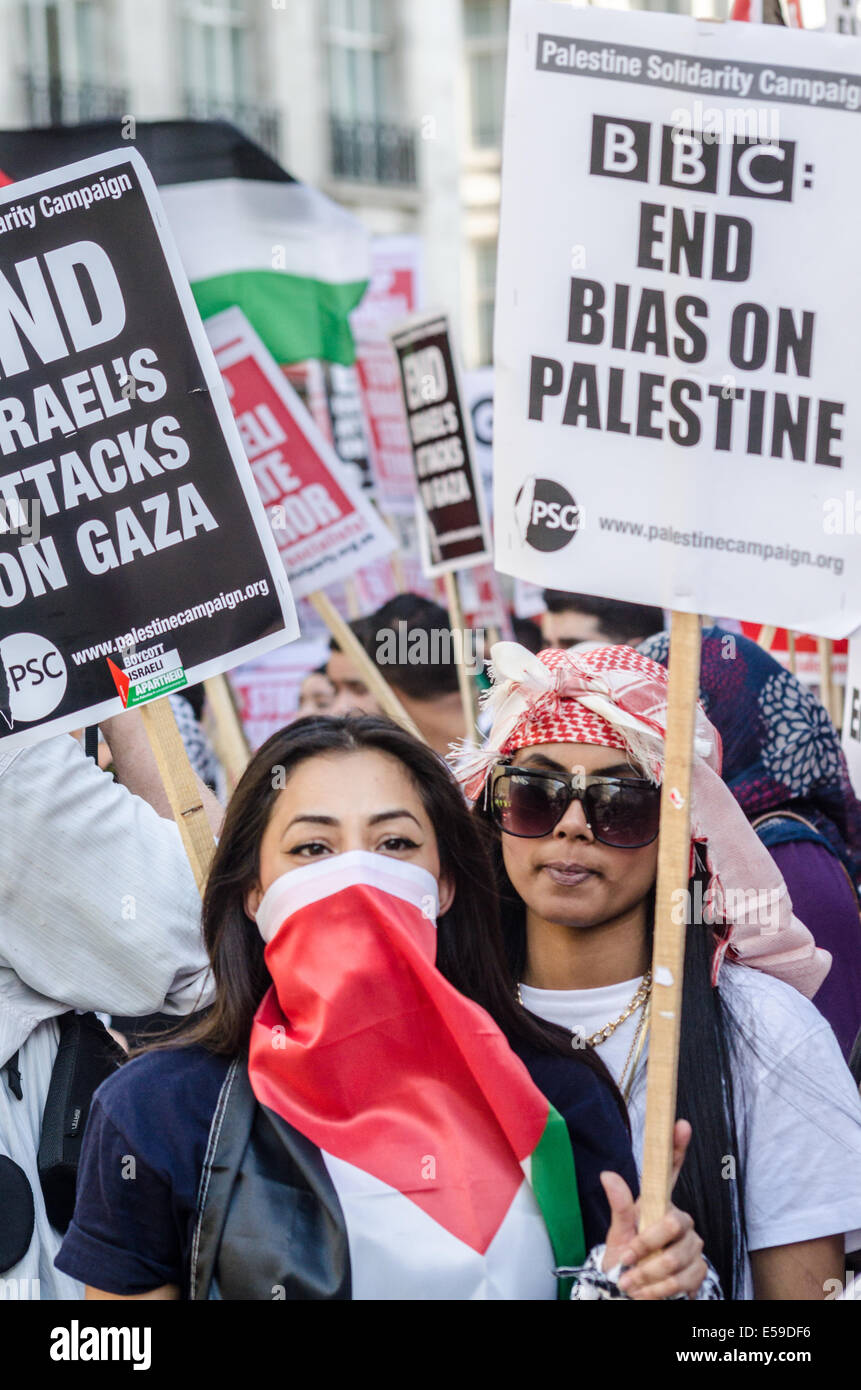 2 giovane femmina dimostranti contro la guerra a Gaza al di fuori della BBC in Portland Place London su Martedì 15 Luglio Foto Stock