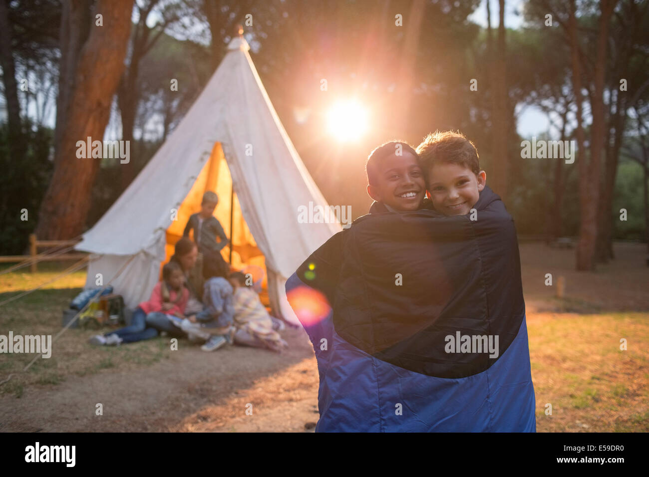 Ragazzi avvolto in una coperta in campeggio Foto Stock