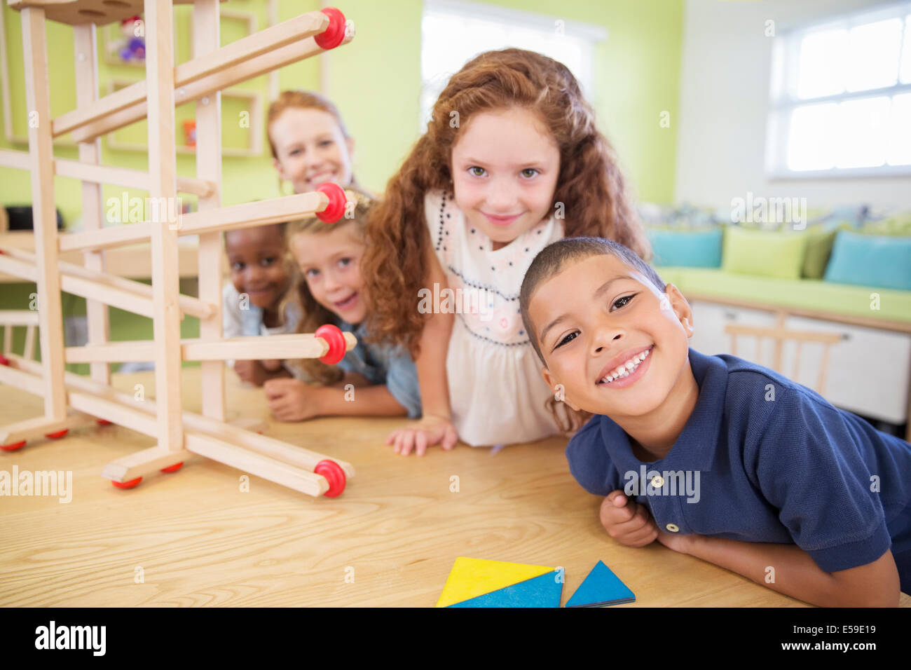 Gli studenti e il maestro sorridente in aula Foto Stock