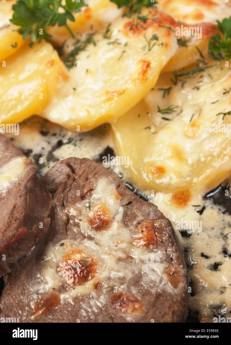 Carne arrosto con patate con panna acida Foto Stock