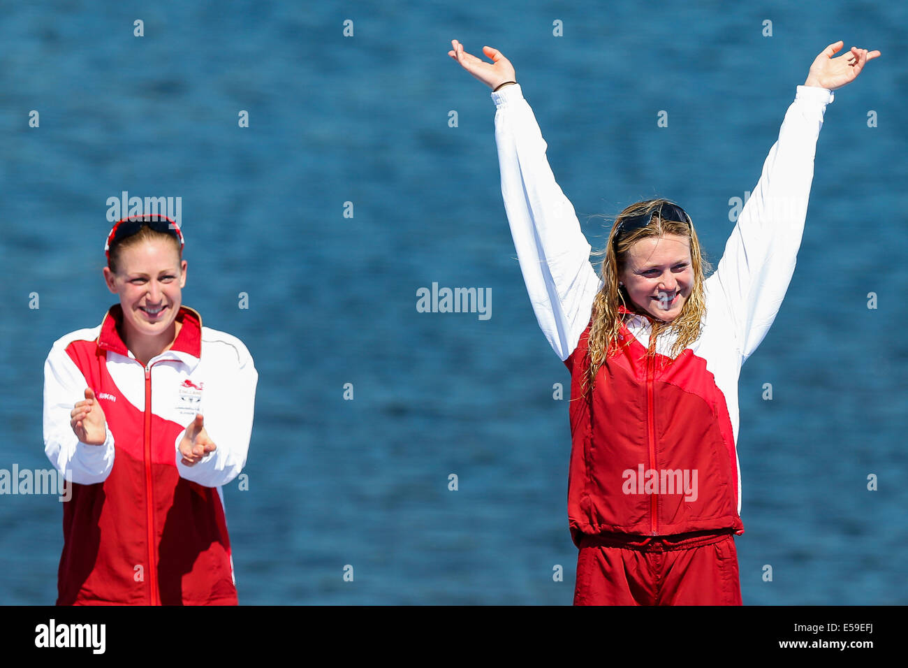 Glasgow, Scozia. Il 24 luglio, 2014. Glasgow 2014 Giochi del Commonwealth. Womens Triathlon. Terzo posto finisher Vicky Holland di Inghilterra passi verso l'alto sul podio per celebrare come vincitore Jodie Stimpson di Inghilterra applaude la sua. Credito: Azione Sport Plus/Alamy Live News Foto Stock