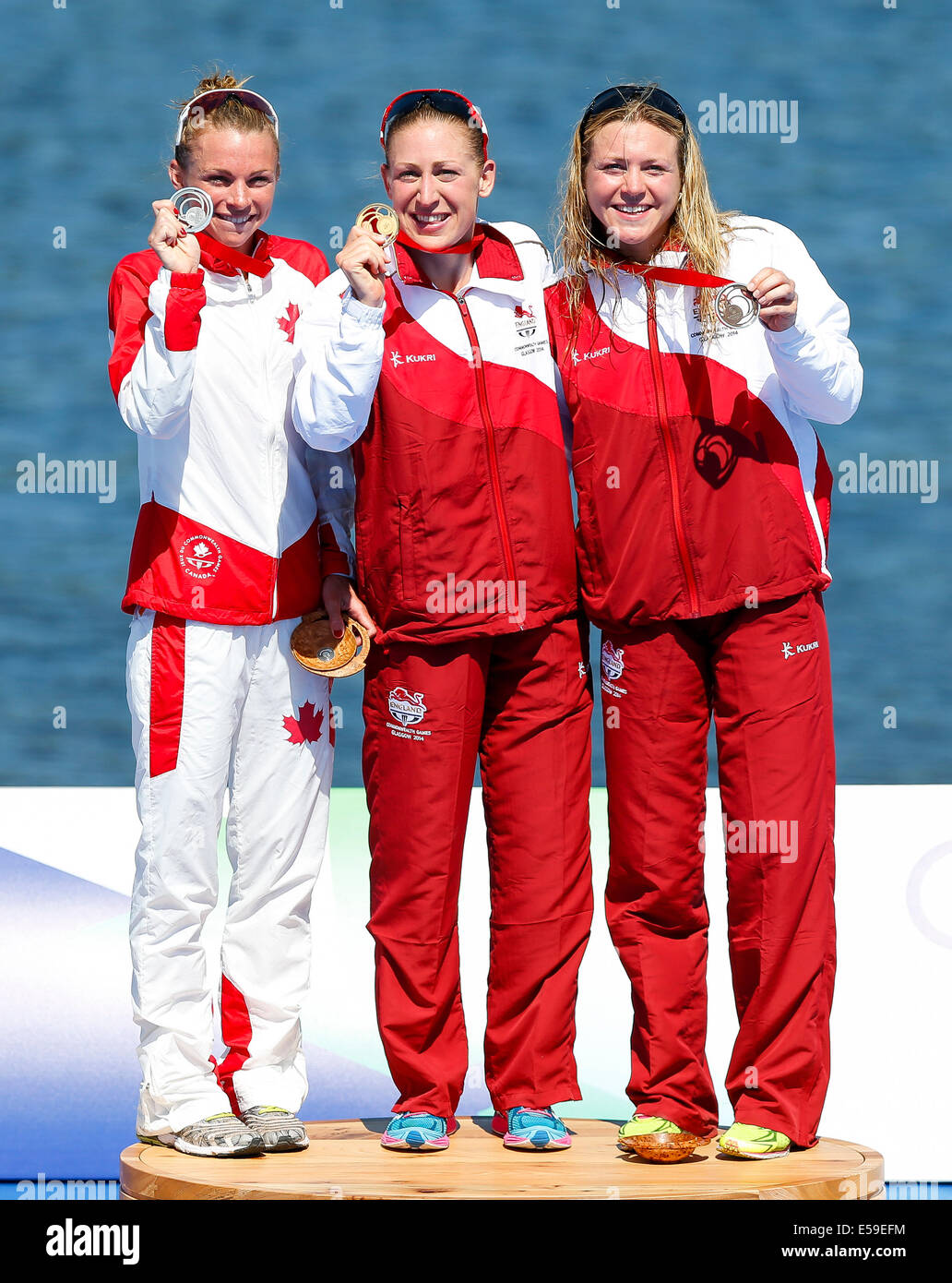 Glasgow, Scozia. Il 24 luglio, 2014. Glasgow 2014 Giochi del Commonwealth. Womens Triathlon. L-R runner-up Vicky Sweetland del Canada, vincitore Jodie Stimpson di Inghilterra e terzo posto finisher Vicky Holland di Inghilterra posano con le loro medaglie sul podio. Credito: Azione Sport Plus/Alamy Live News Foto Stock