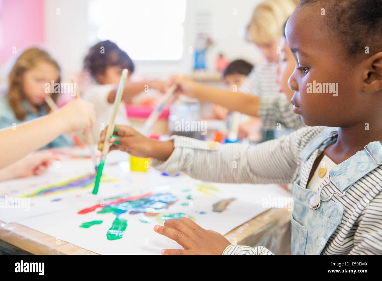 Pittura degli studenti in aula Foto Stock