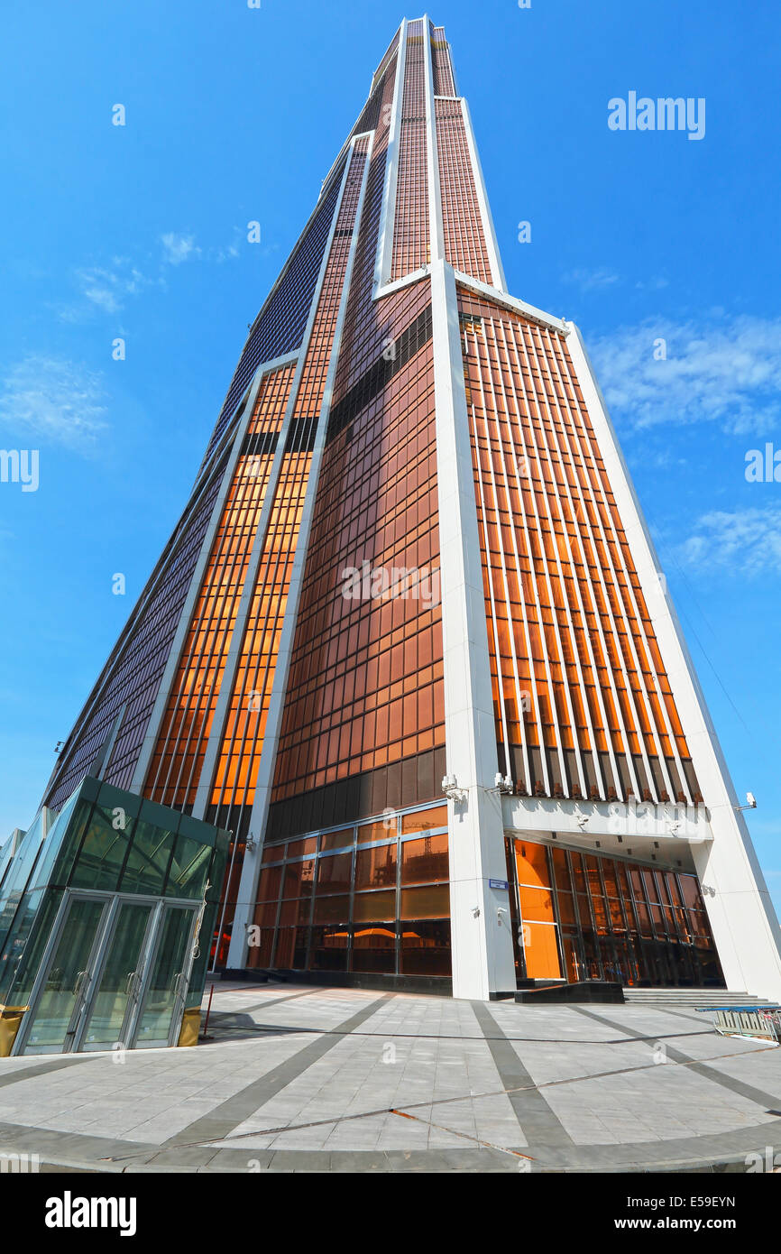 Il grattacielo in bronzo nella città di Mosca sul cielo blu sullo sfondo. Mosca. La Russia. Foto Stock