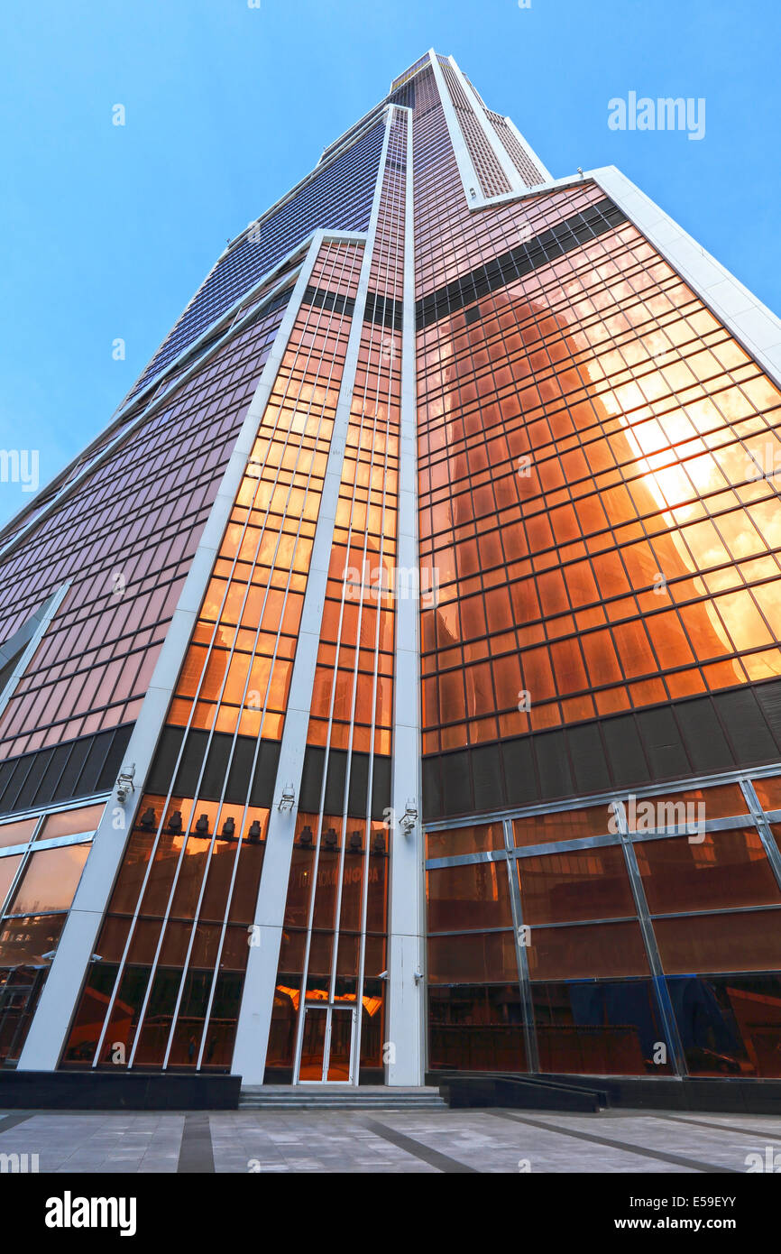 Il grattacielo in bronzo nella città di Mosca sul cielo blu sullo sfondo. Mosca. La Russia. Foto Stock