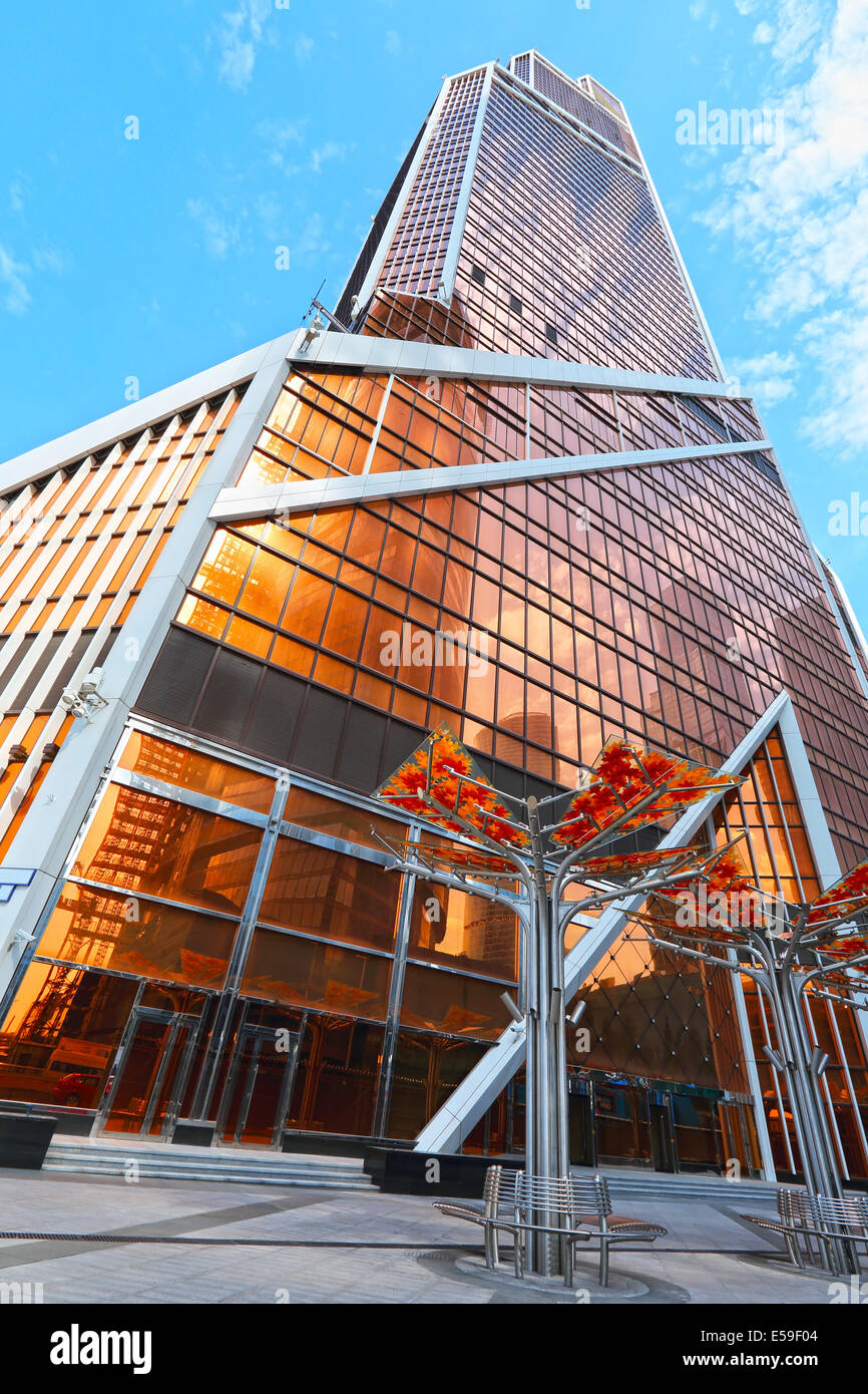 Il grattacielo in bronzo nella città di Mosca sul cielo blu sullo sfondo. Mosca. La Russia. Foto Stock