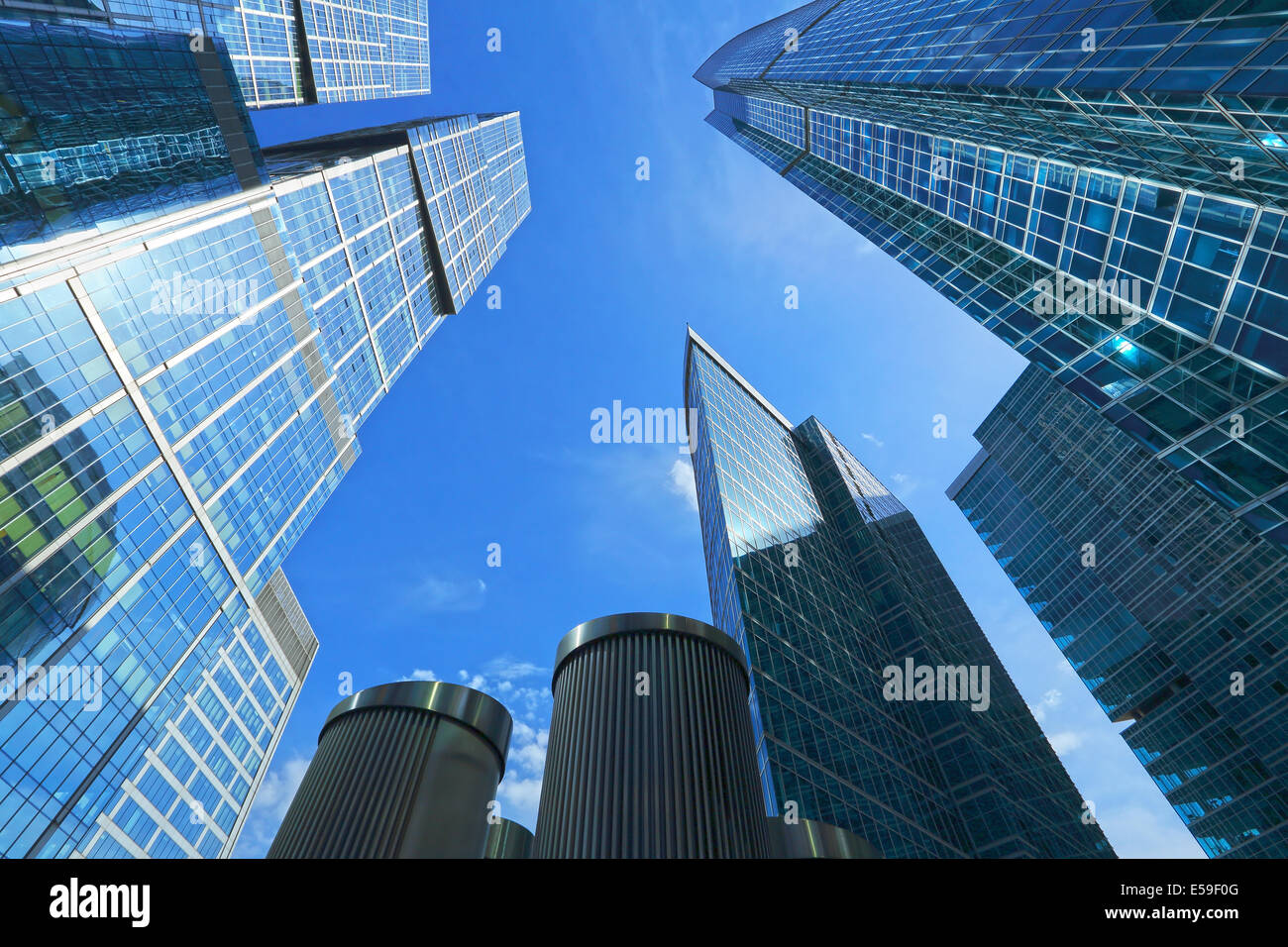 Grattacieli, stretching nel cielo blu. Centro business della città di Mosca, Russia. Foto Stock