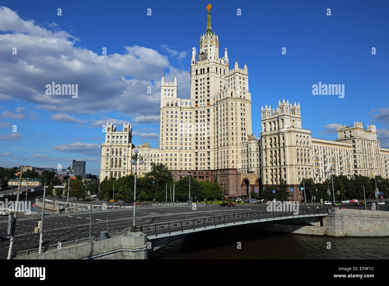 Edificio alto su Kotelnicheskaya embankment a Mosca, in Russia. Foto Stock