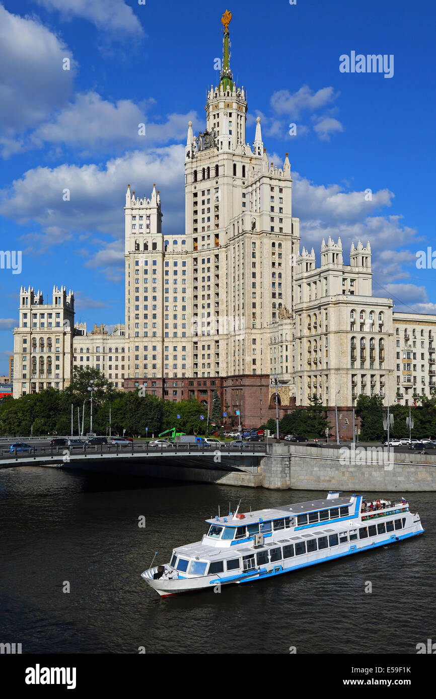 Edificio alto su Kotelnicheskaya embankment a Mosca, in Russia. Foto Stock