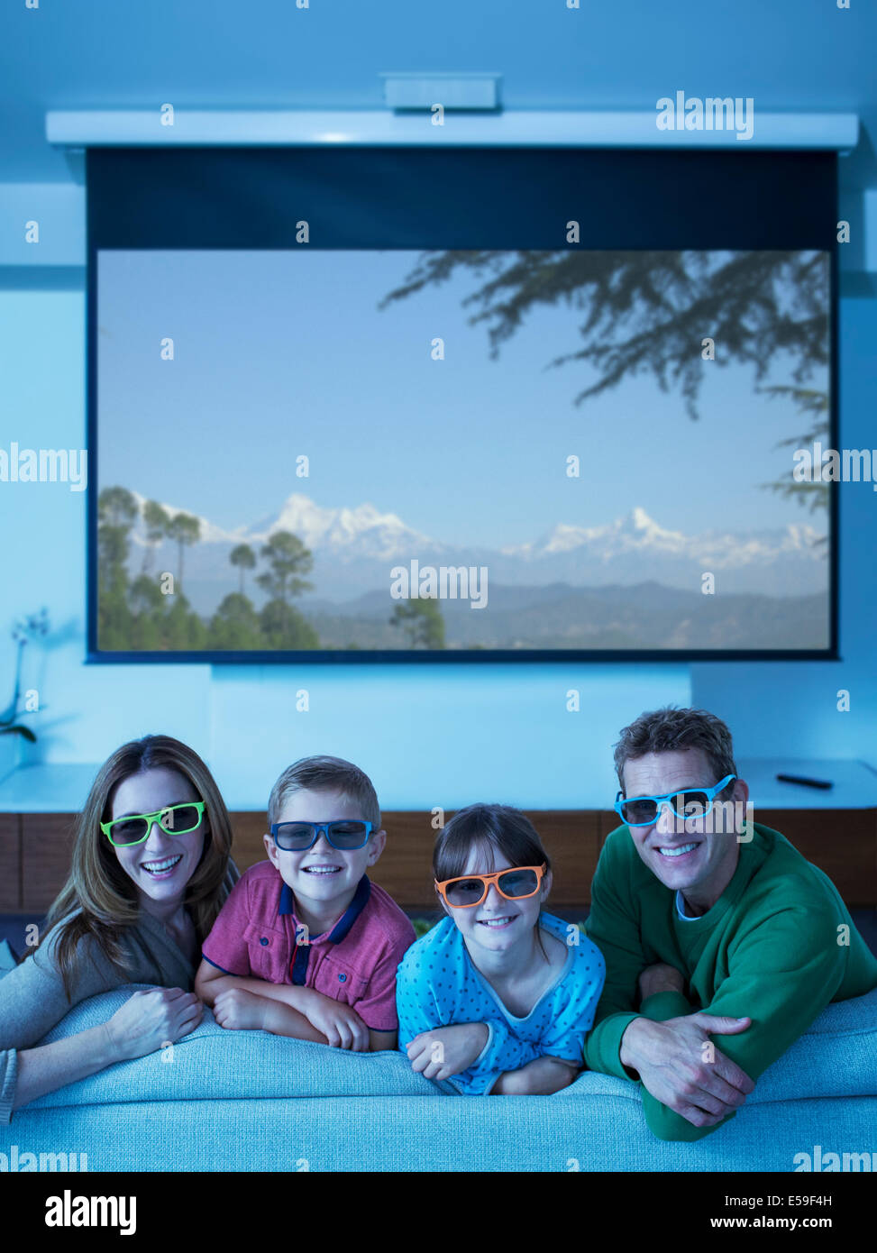 Famiglia guardando la televisione 3D nel soggiorno Foto Stock