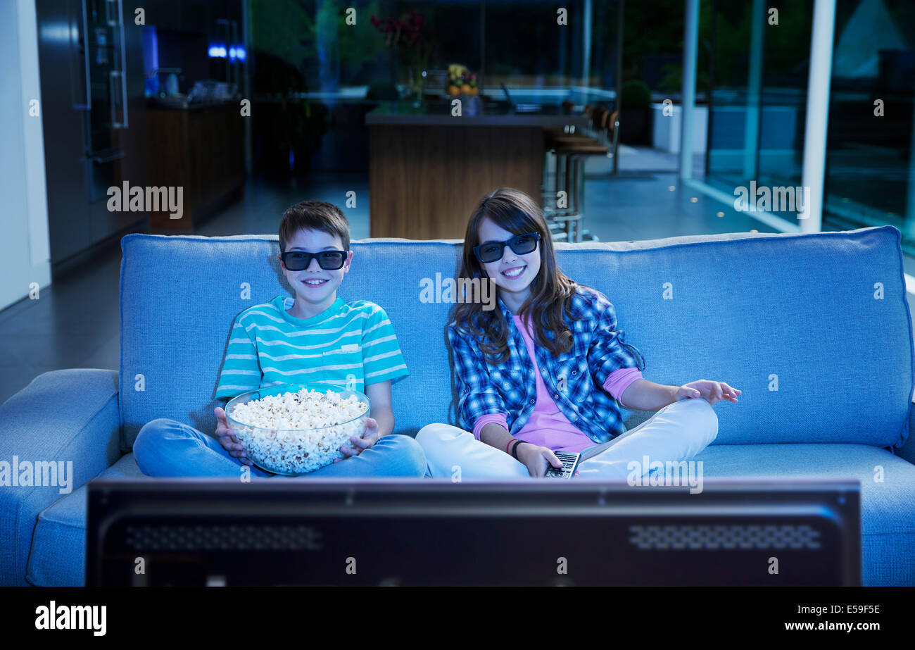 I bambini a guardare la televisione 3D nel soggiorno Foto Stock