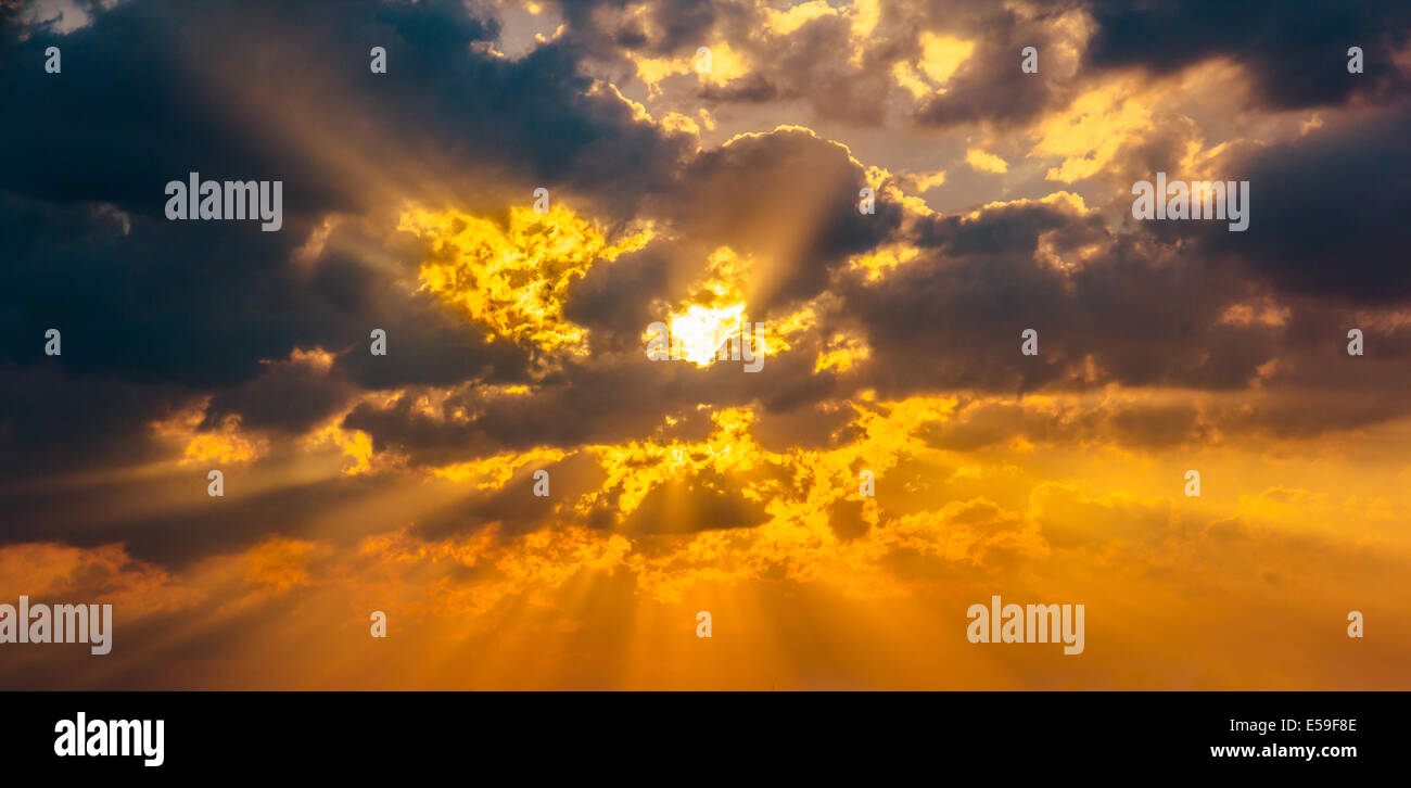 Sun Cloud raggio del fascio di luce arancio caldo colore sfondo drammatico Foto Stock