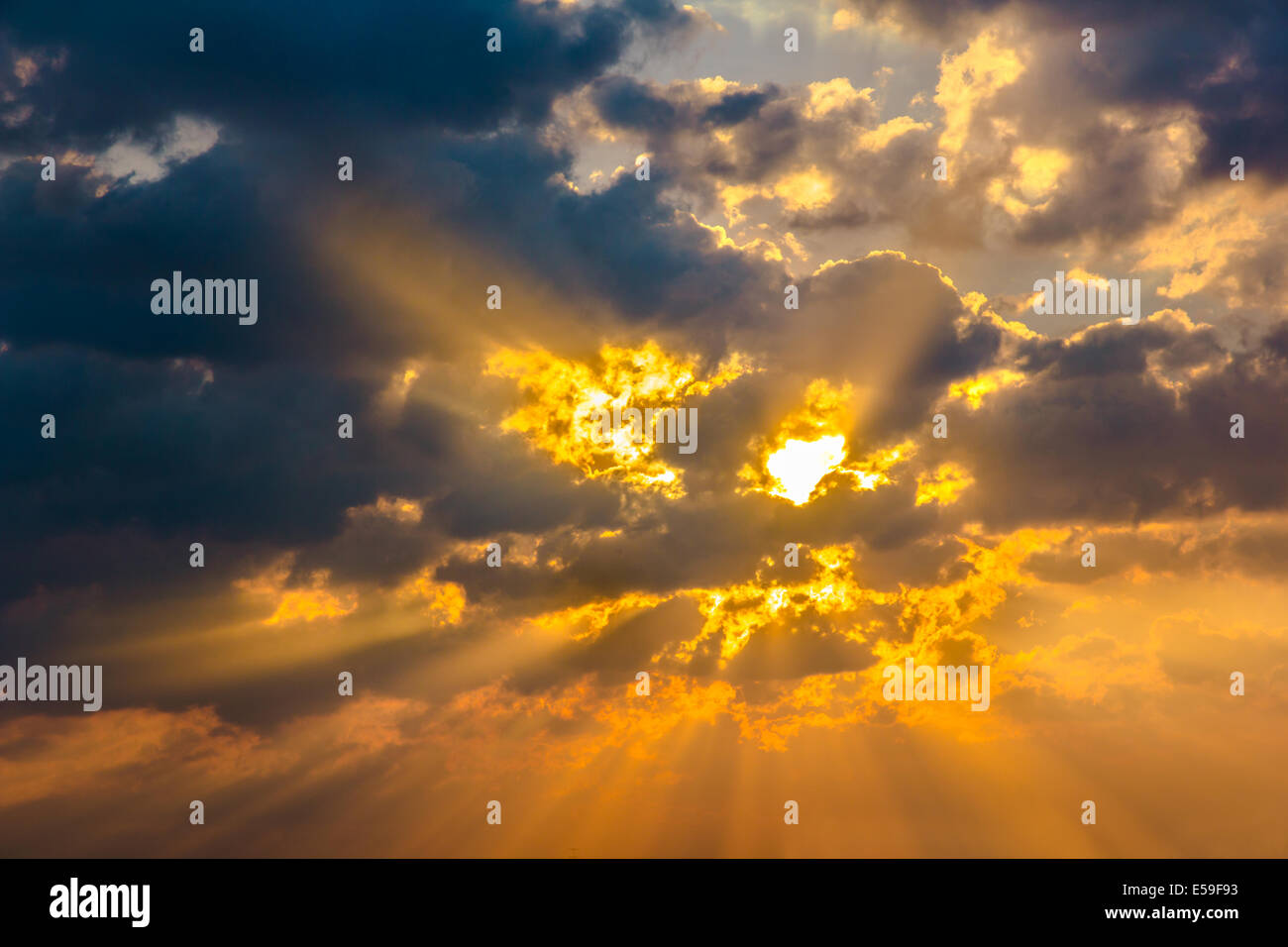 Sun Cloud raggio del fascio di luce arancio caldo colore sfondo drammatico Foto Stock