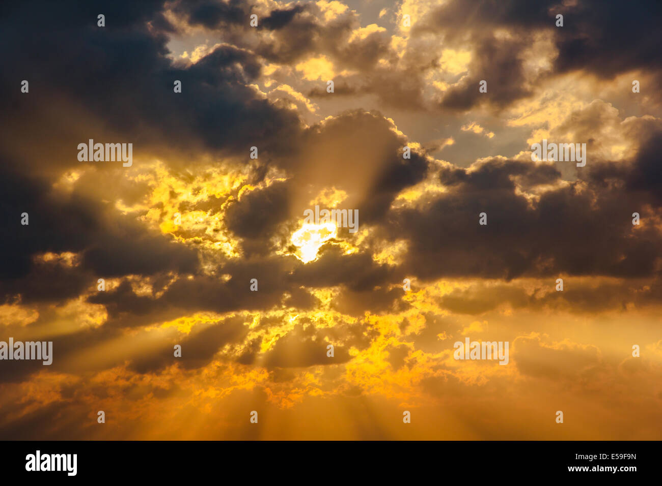 Sun Cloud raggio del fascio di luce arancio caldo colore sfondo drammatico Foto Stock