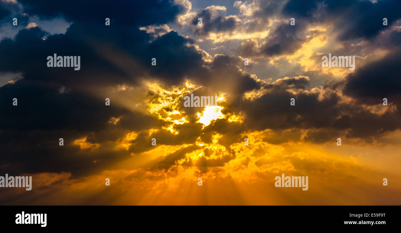 Sun Cloud raggio del fascio di luce arancio caldo colore sfondo drammatico Foto Stock