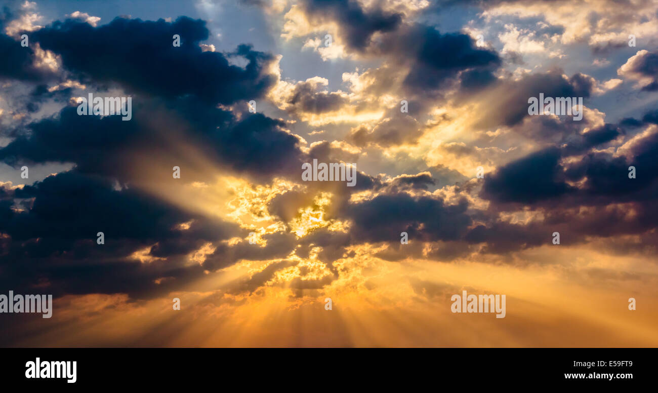 Sun Cloud raggio del fascio di luce arancio caldo colore sfondo drammatico Foto Stock