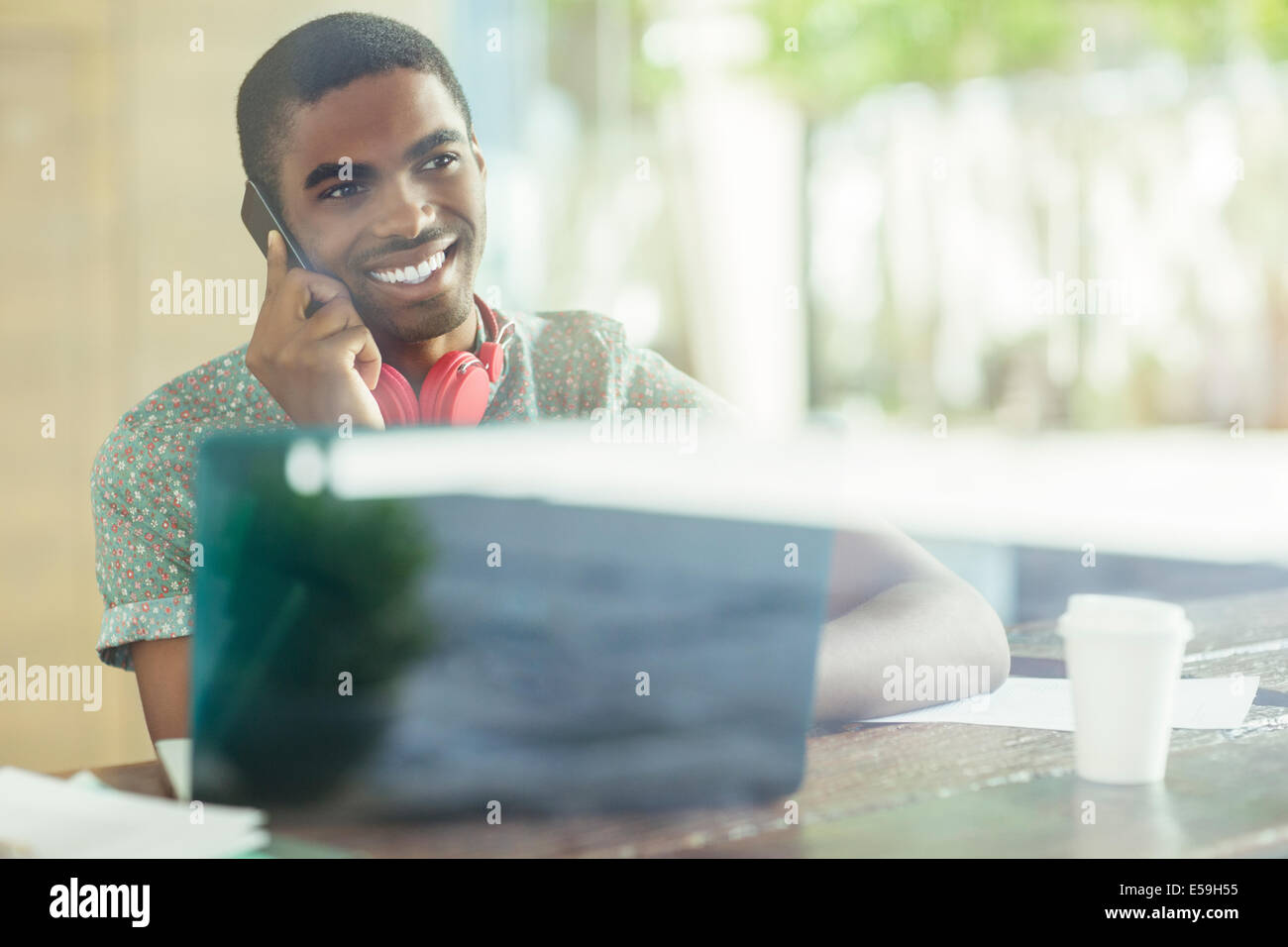 L'uomo parlando al cellulare Foto Stock