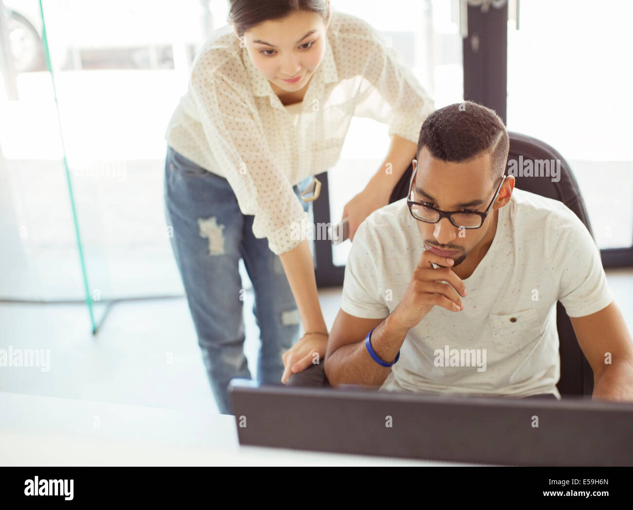 Persone che lavorano insieme in ufficio Foto Stock