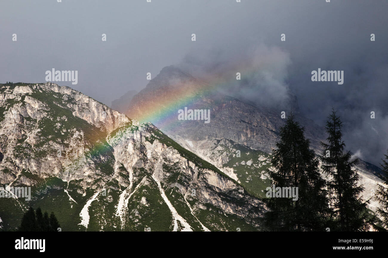 Rainbow su Sorapis Massif, Cortina d'Ampezzo, Dolomiti, Italia Foto Stock