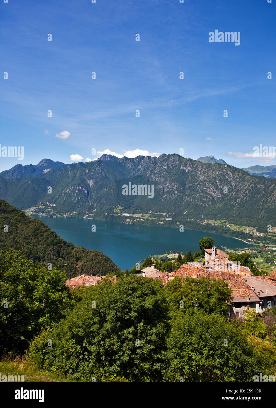Il lago di Idro come visto da Bestone, Alpi italiane settentrionali Foto Stock