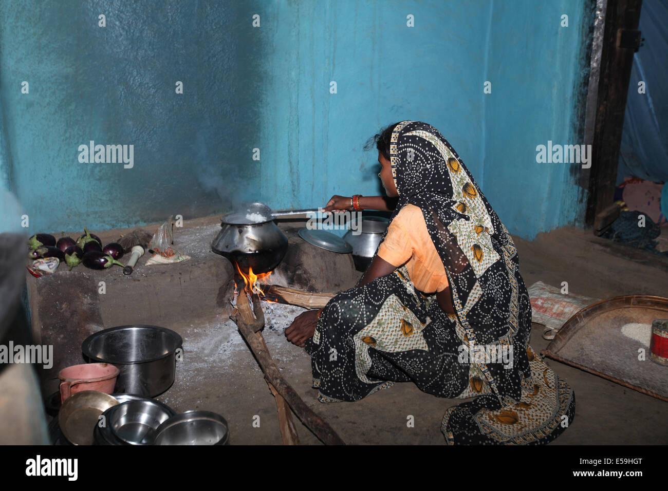 Kamar donna tribale la cottura del riso, Pandora Village, Chattisgadh, India Foto Stock