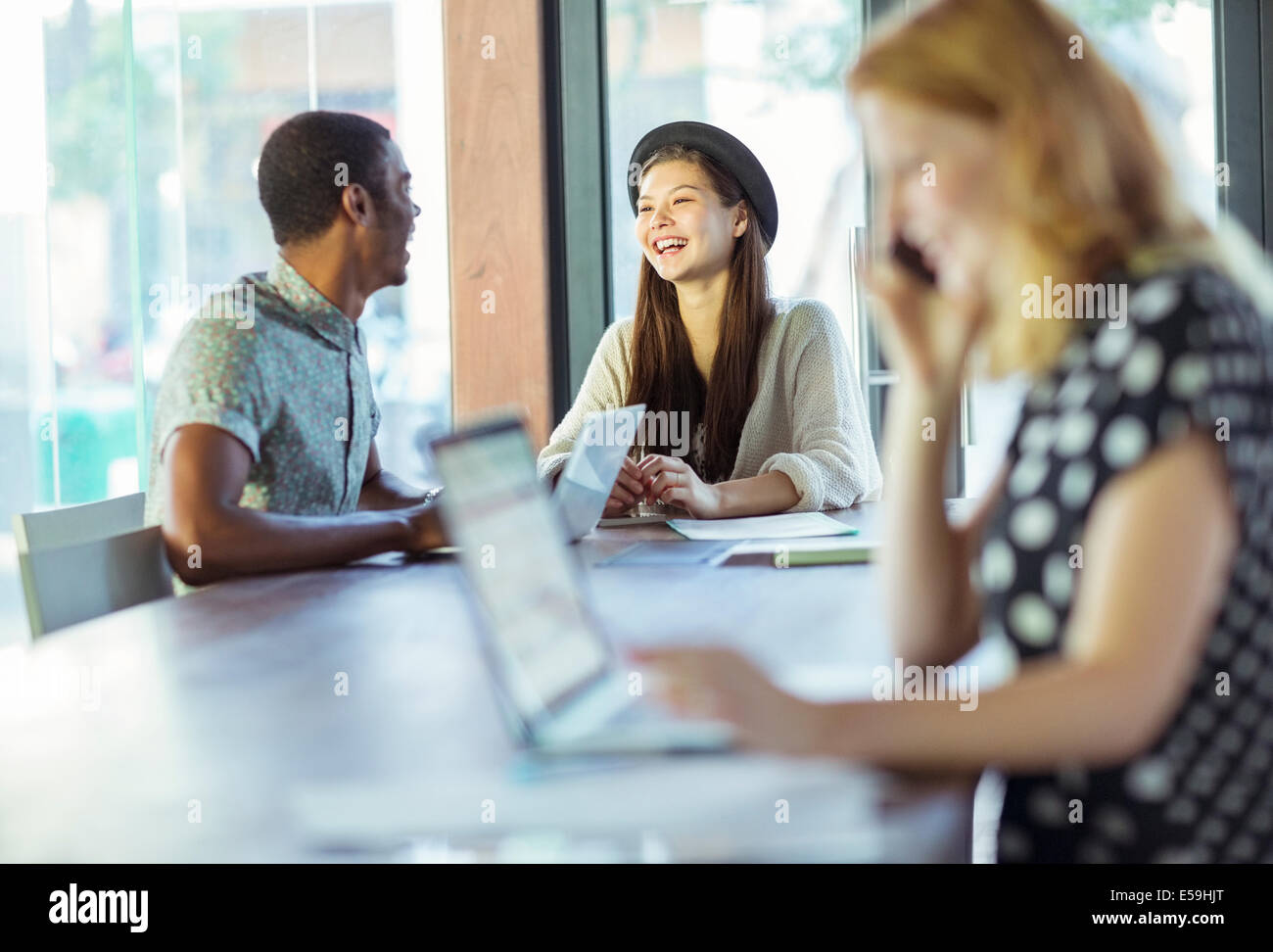 Le persone che lavorano al tavolo da conferenza in Office Foto Stock