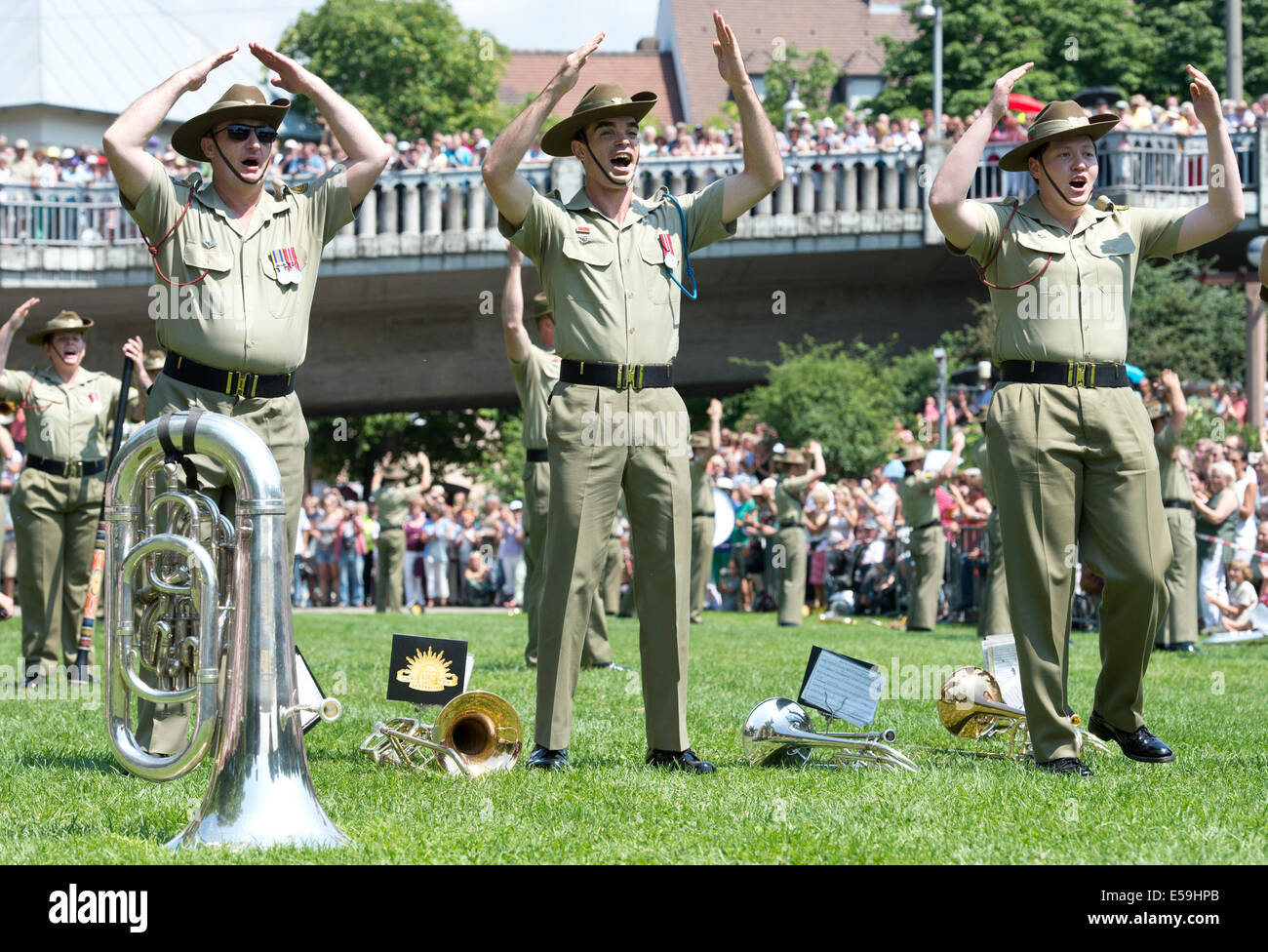 Freiburg, Germania. Il 24 luglio, 2014. I soldati del 'Australian Army Band' cantare a Friburgo in Germania, 24 luglio 2014. Il 'Basel Tattoo' militare Music Festival tours Friburgo. Circa 300 musicisti provenienti da tutto il mondo partecipano a una sfilata attraverso il centro della citta'. Il nono Basel Tattoo militare Music Festival si svolgerà a Basilea tra il 18 e il 26 luglio 2014. Foto: PATRICK SEEGER/dpa/Alamy Live News Foto Stock