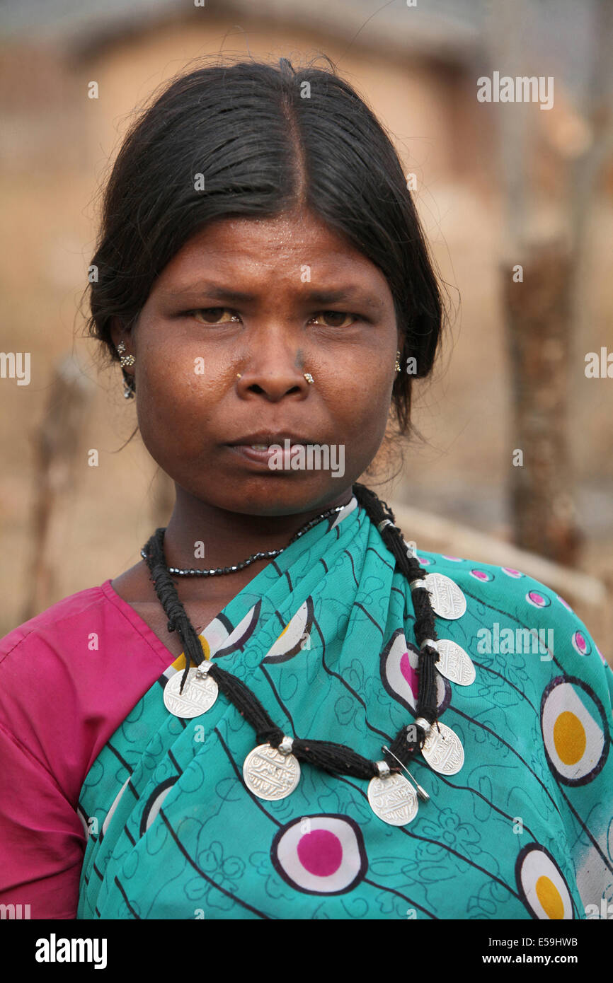 Kamar donna tribale indossando medaglia d'argento, neckless Matal Village, Chattisgadh, India Foto Stock